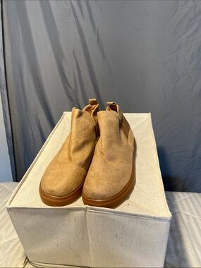 SHEIN Men's Chukka Boots in Tan Suede